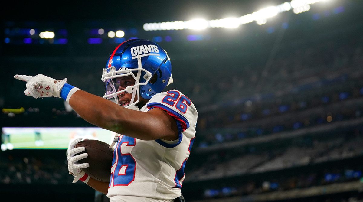 Giants running back Saquon Barkley (26) points to a teammate before the Giants take on the Cowboys.